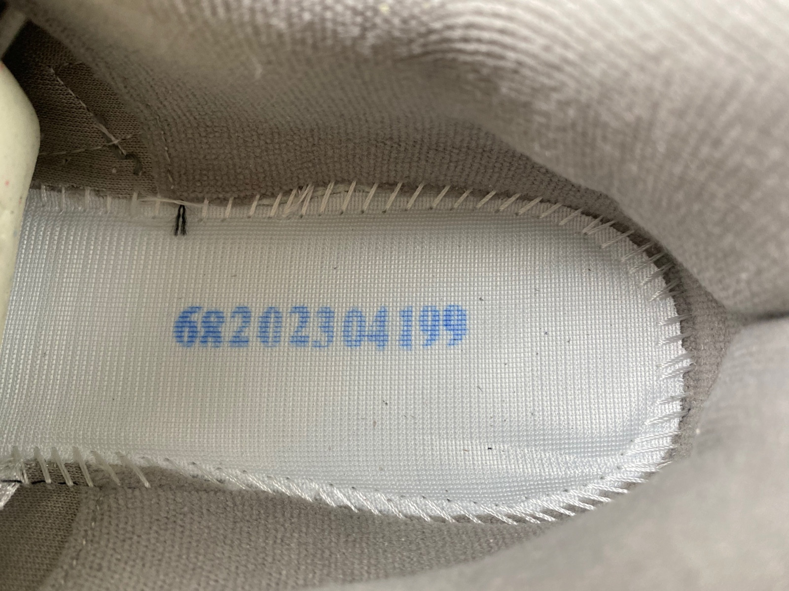 As*ic*s gel-kayano 14  1201a019-023