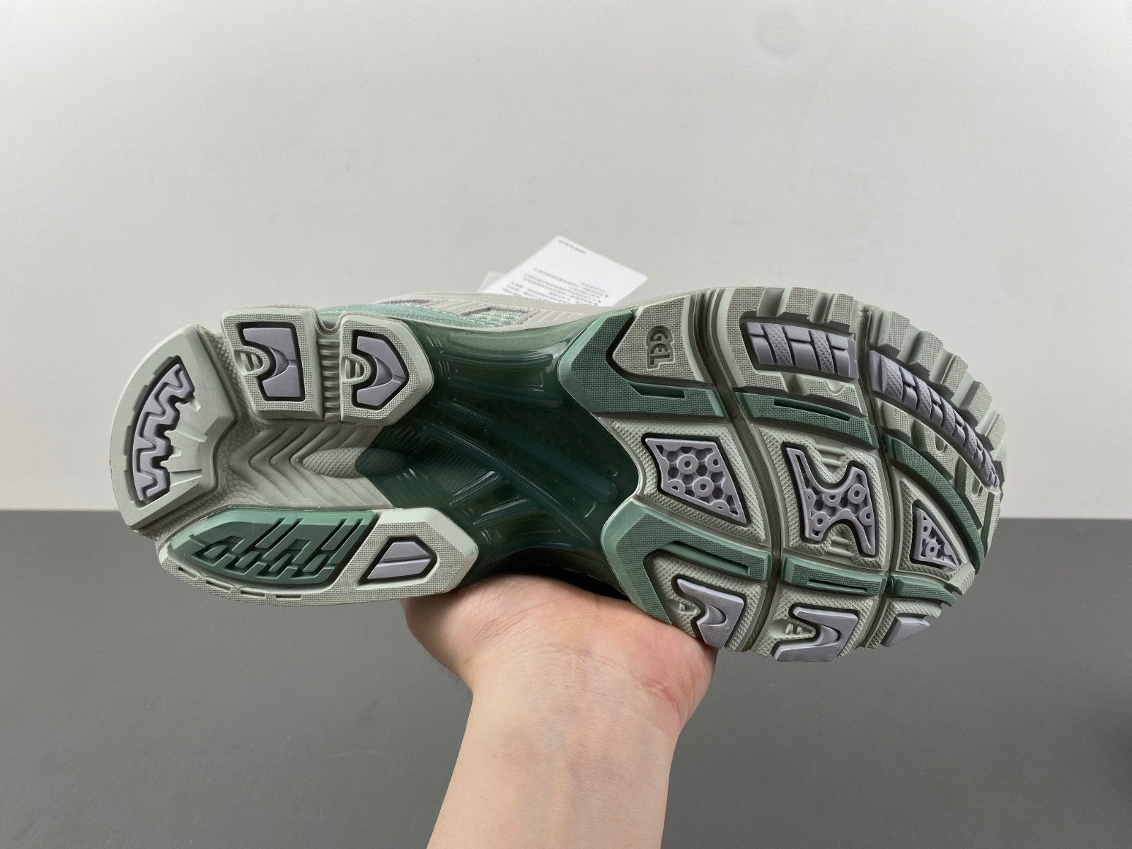 As*ic*s gel-kayano 14  1201a019-024