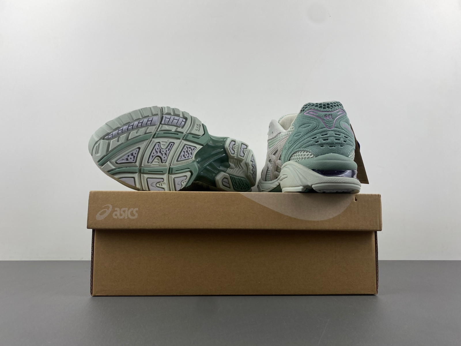 As*ic*s gel-kayano 14  1201a019-024