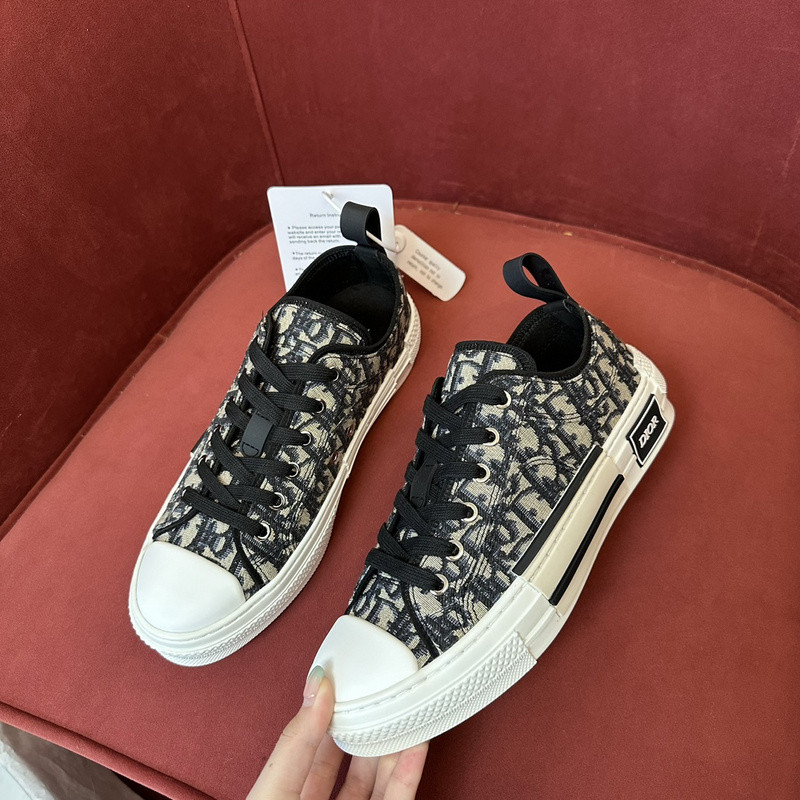 DR B23 Low Top Sneaker