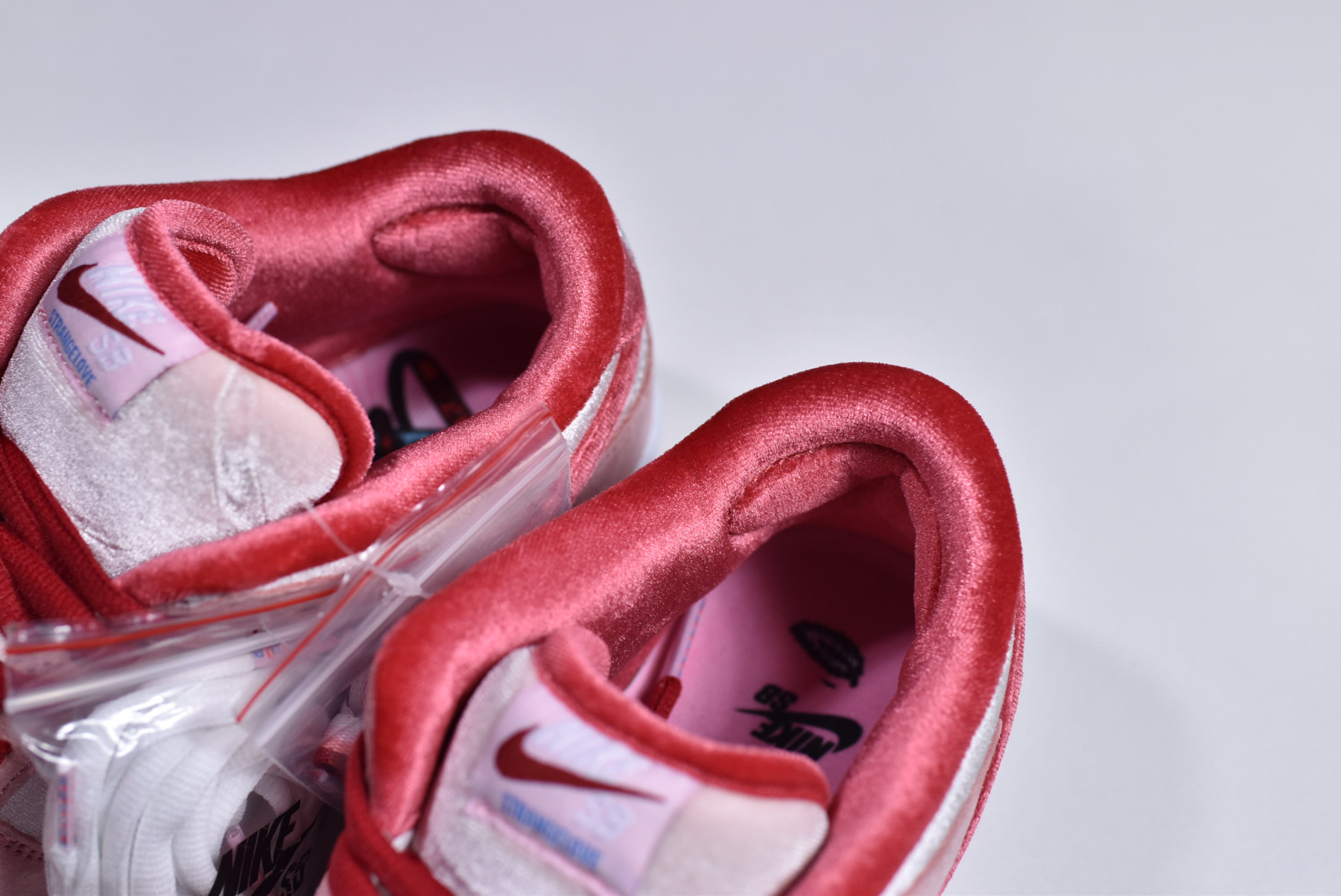 StrangeLove x Nike SB Dunk Low “Valentine’s Day” CT2552-800