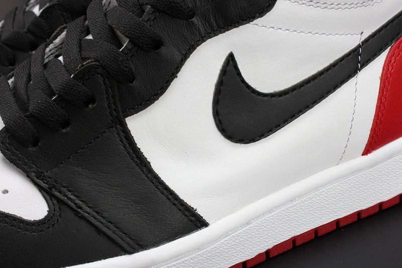 Air Jordan 1 Retro Black Toe 555088-125