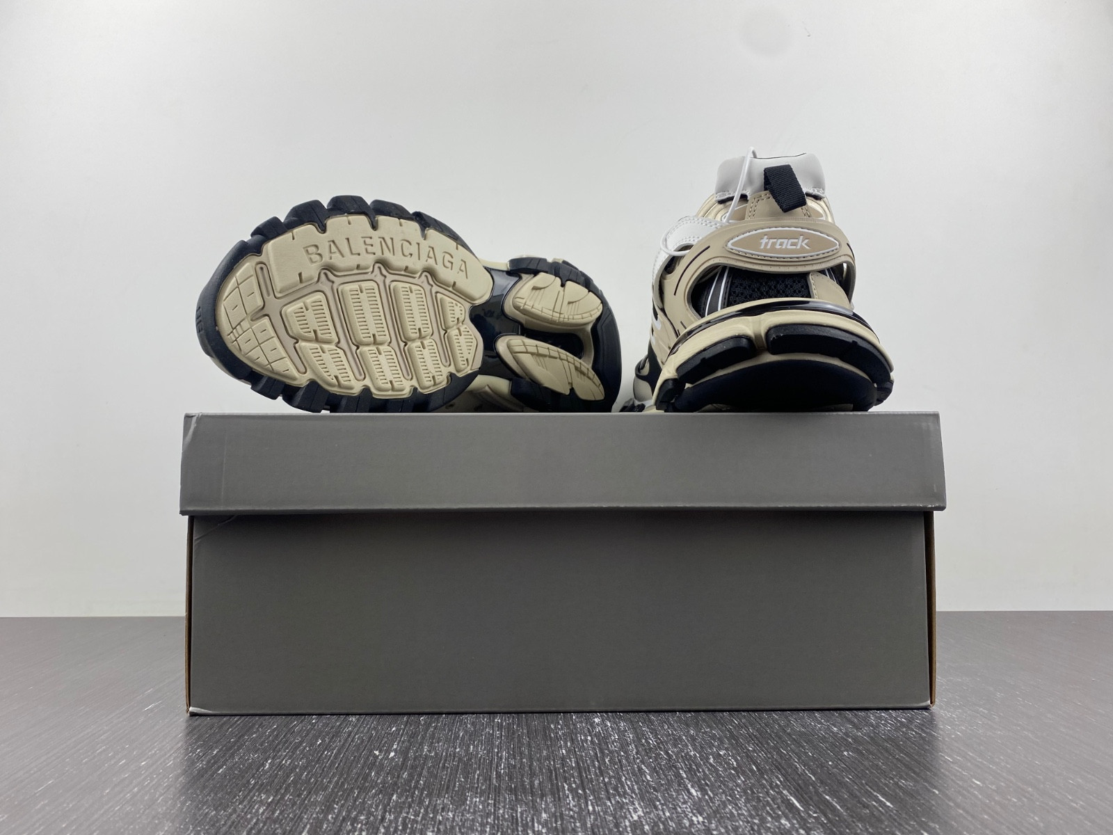 Ba*len*cia*ga track 542023 w3ac4 8071