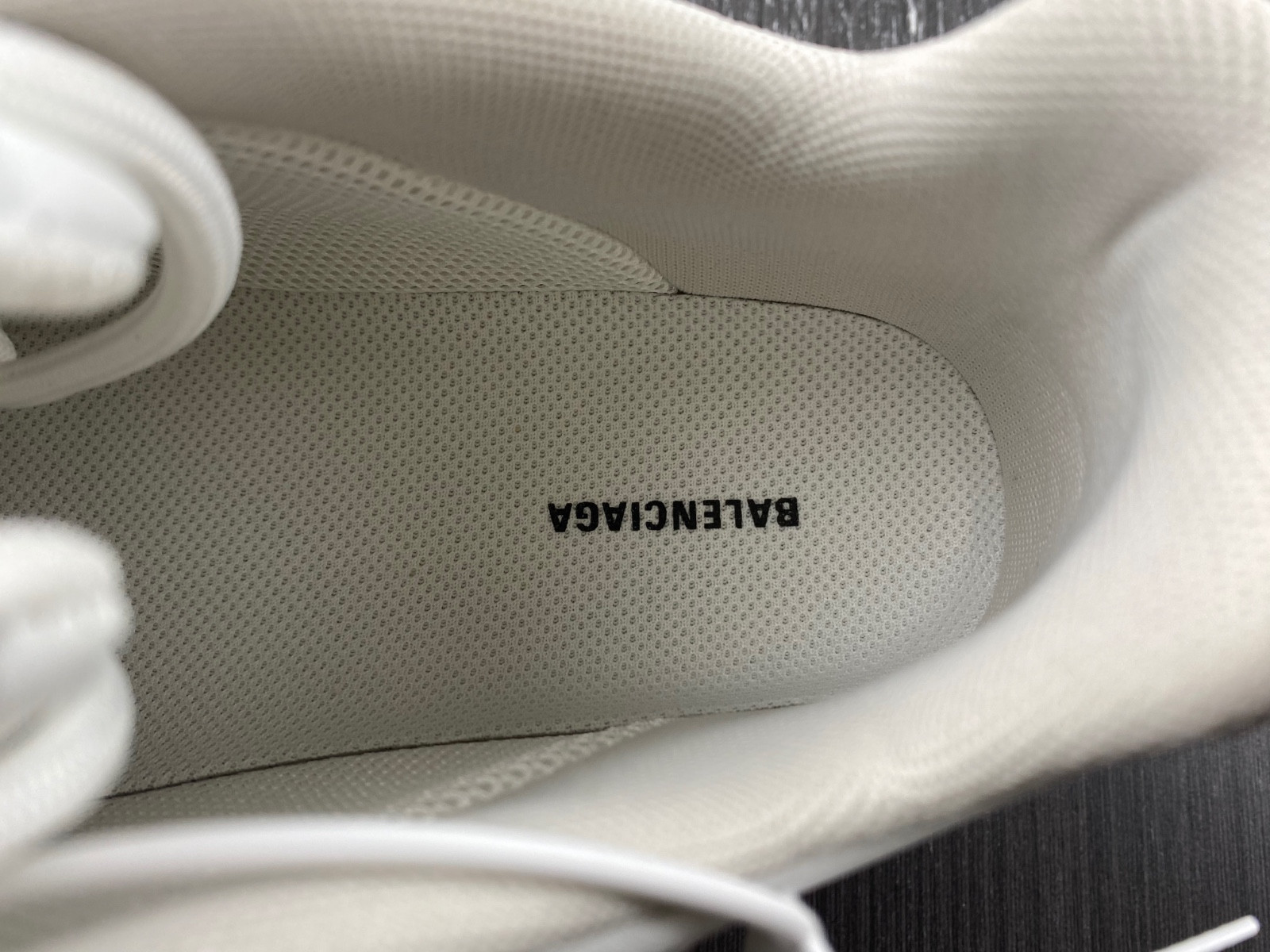 Ba*len*cia*ga triple s  524039 w2fa8 9010