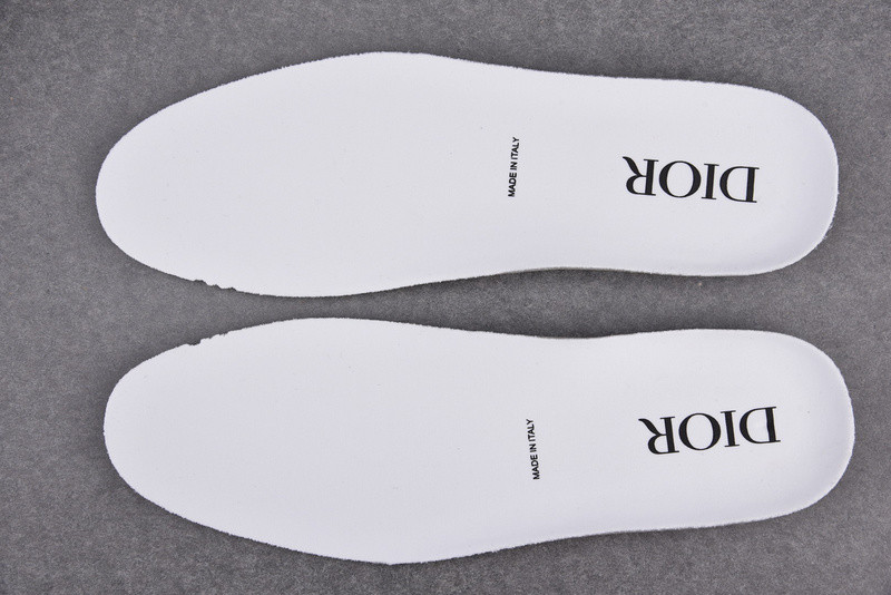 DR B23 Low Top Sneaker