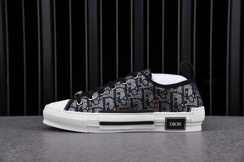 DR B23 Low Top Sneaker