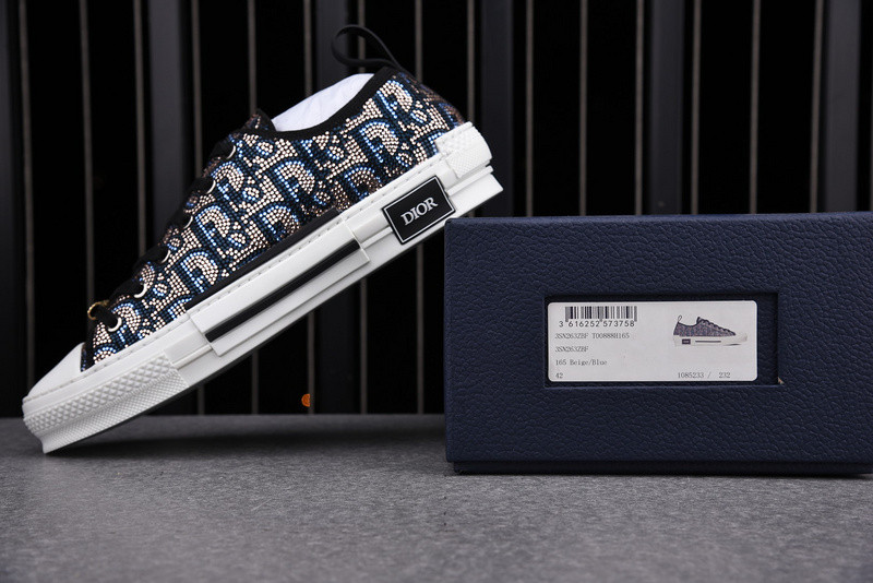 DR B23 Low Top Sneaker