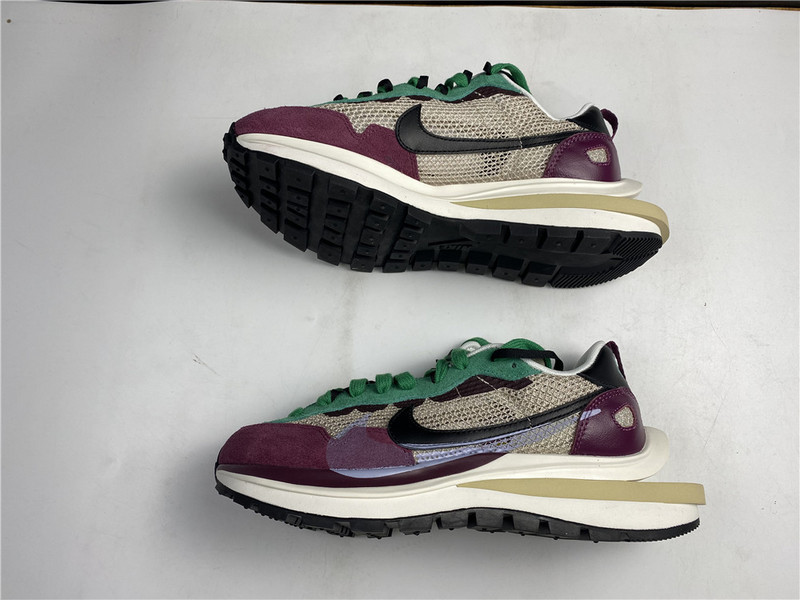 Sacai x Nike Vaporwaffle "String/Black Villain-Red" DD3035-200