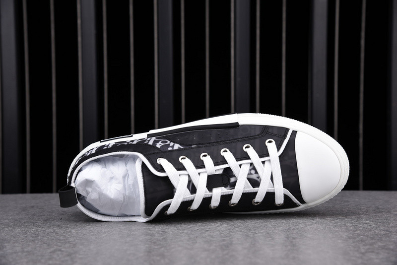 DR B23 Low Top Sneaker