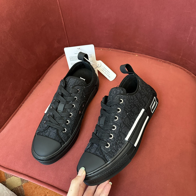 DR B23 Low Top Sneaker