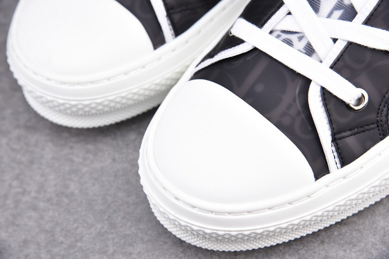 DR B23 High Top Sneaker