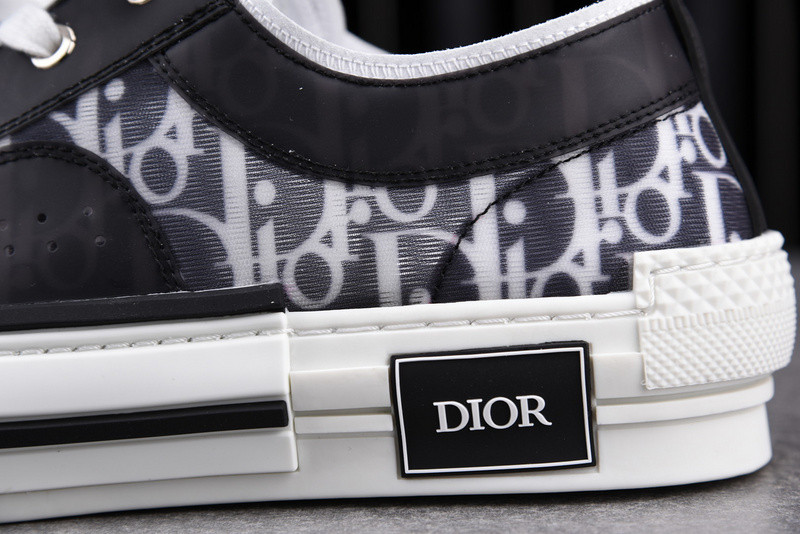 DR B23 Low Top Sneaker