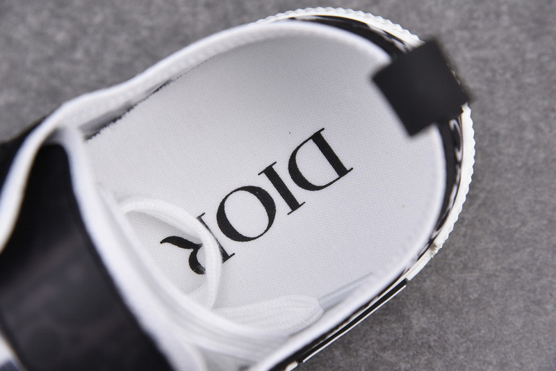 DR B23 Low Top Sneaker