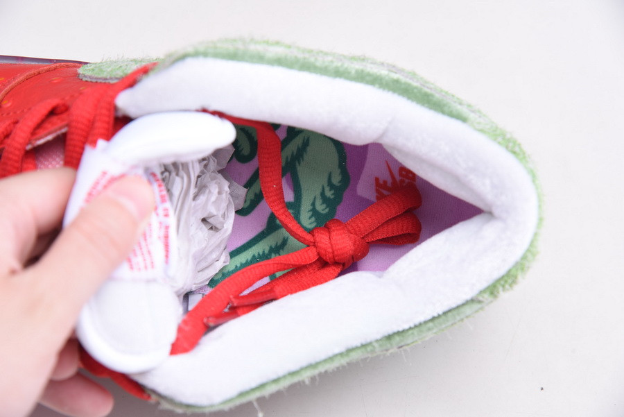 Nike SB Dunk Low “Strawberry Cough” CW7093-601