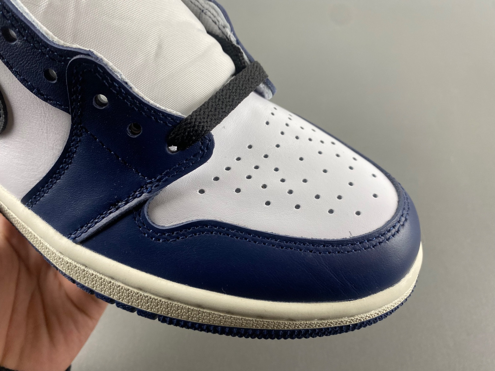 Air Jordan 1 High OG “Midnight Navy” DZ5485-401