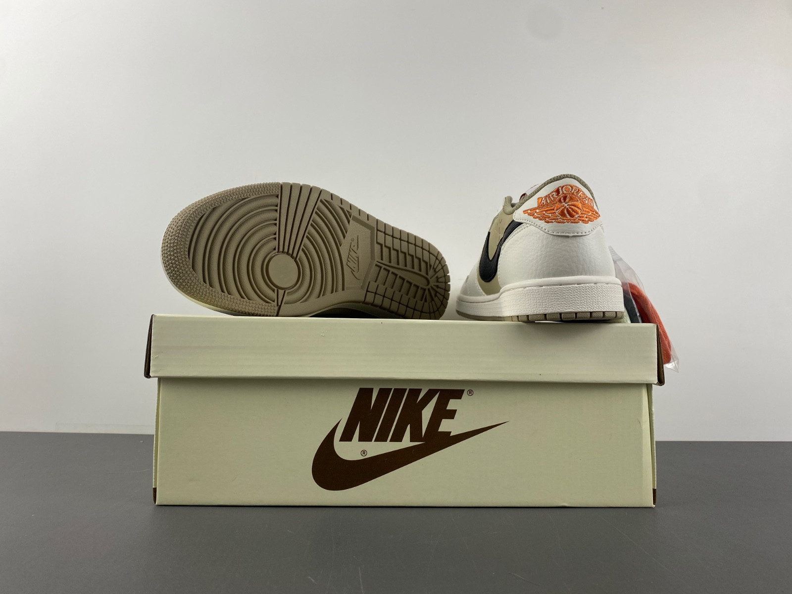 Travis Scott x Air Jordan 1 DZ137-701