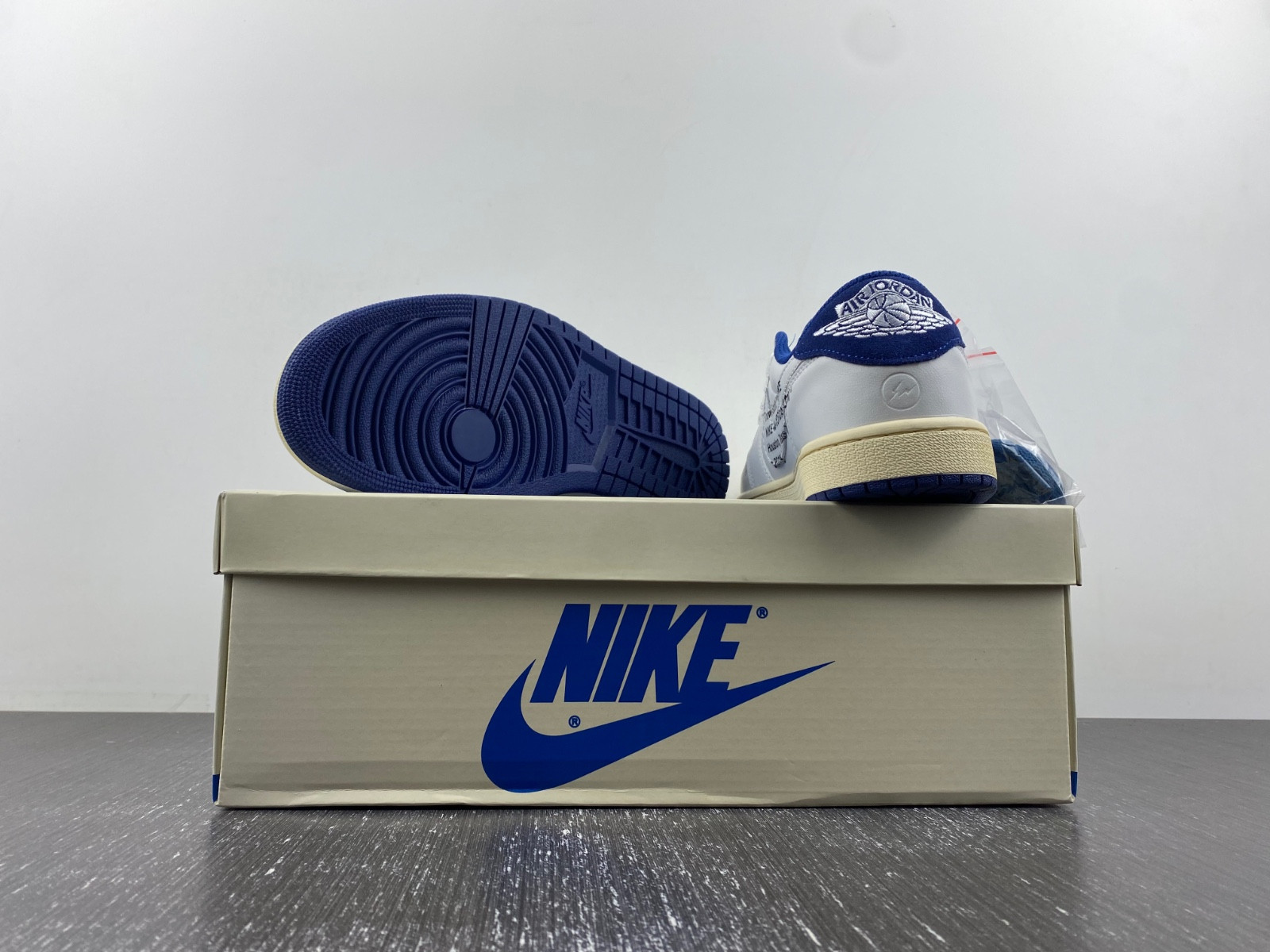 OFF-WHITE x Travis Scott x Air Jordan 1 DM7890-111