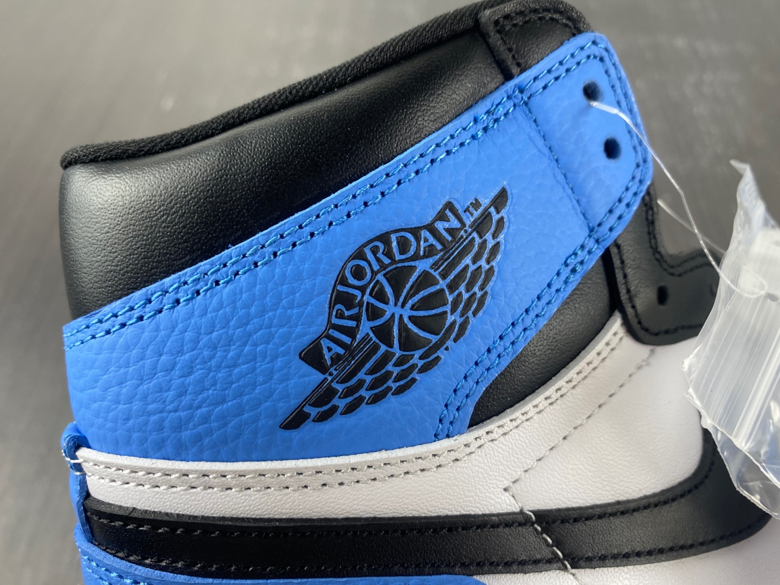 Air Jordan 1 High OG “University Blue” DZ5485-400