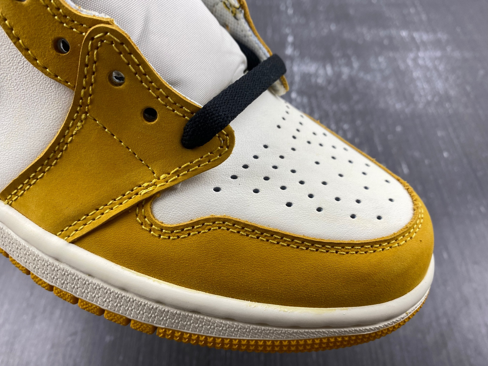 Air Jordan 1 High OG “Yellow Ochre” DZ5485-701