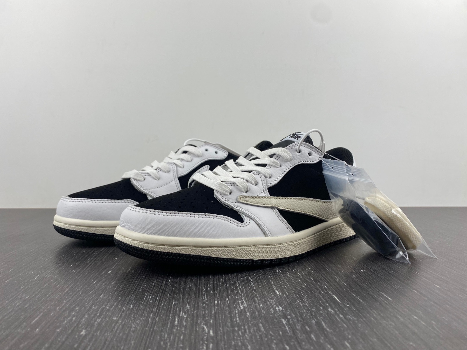 Jordan 1 Low travis scott J11205