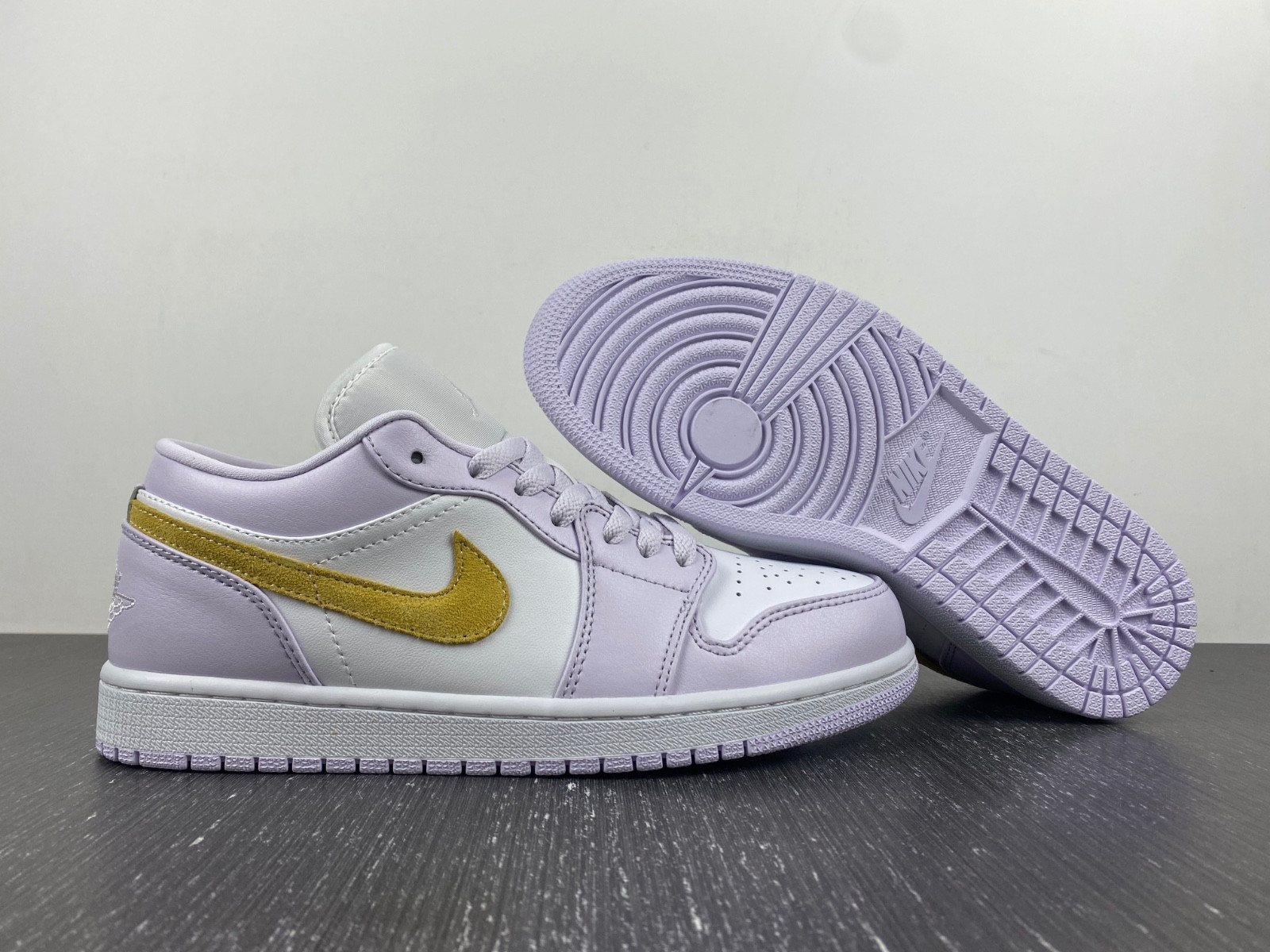 Air Jordan 1 Low WMNS “Barely Grape” DC0774-501