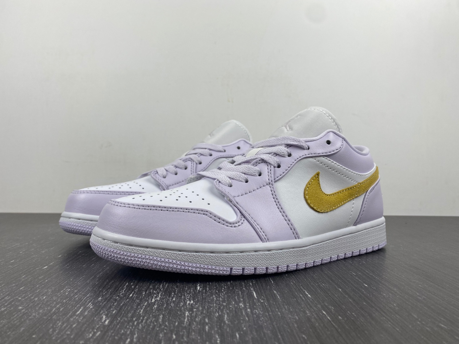 Air Jordan 1 Low WMNS “Barely Grape” DC0774-501