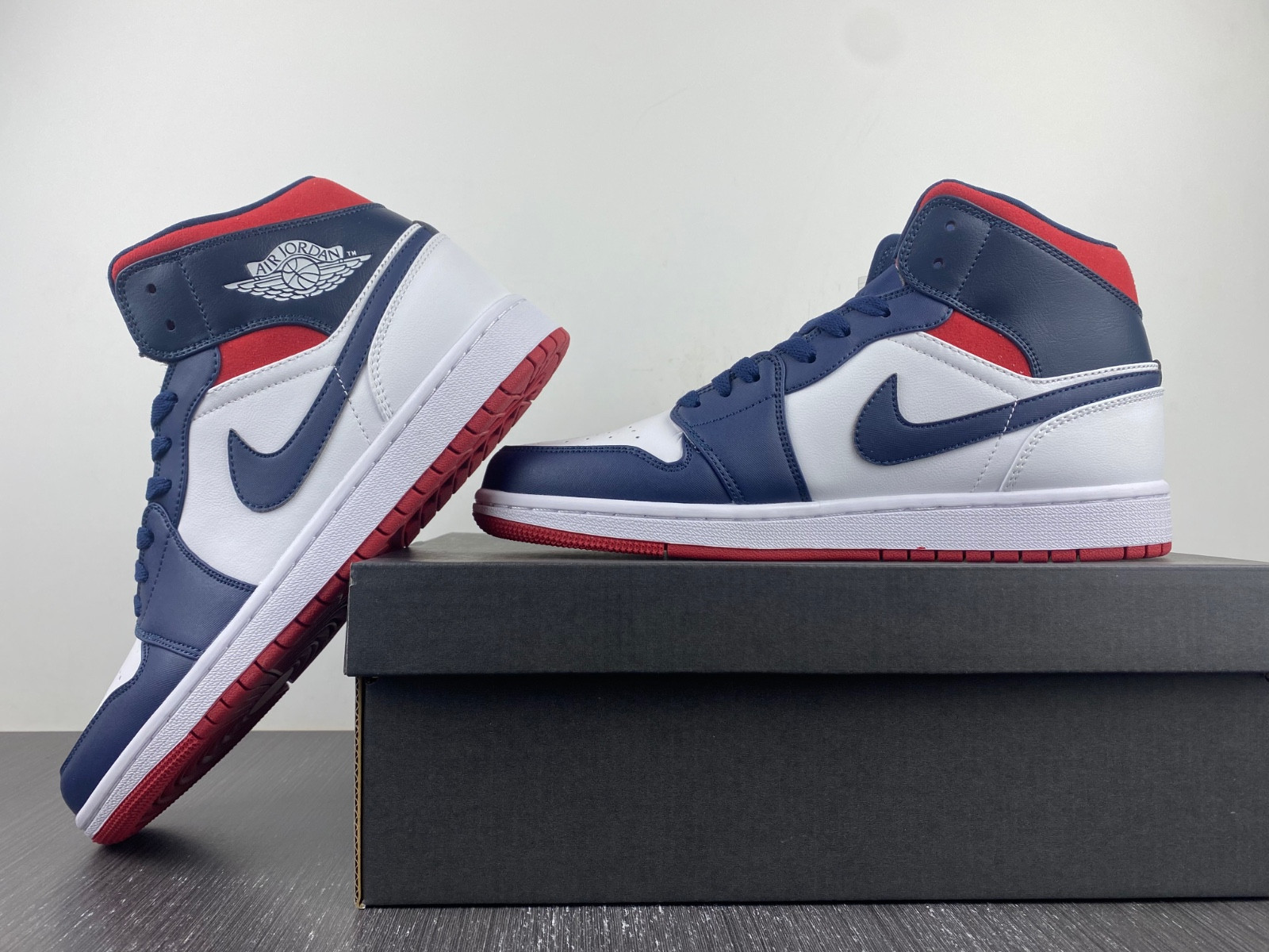 Air Jordan 1 Mid SE “USA” 852542-104