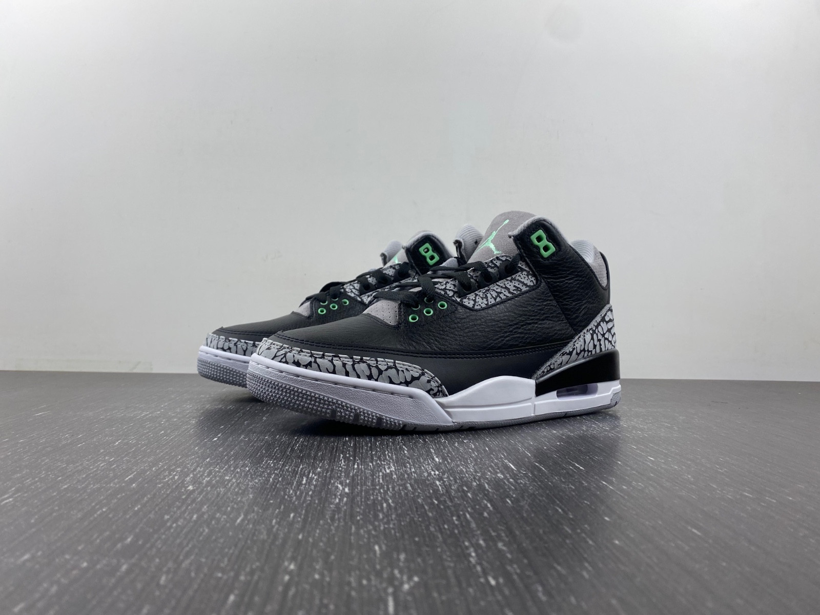 Air Jordan 3 “Green Glow” CT8532-031
