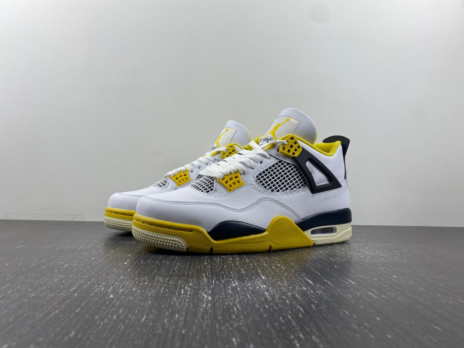 Air Jordan 4 WNNS “Vivid Sulfur” AQ9129-101