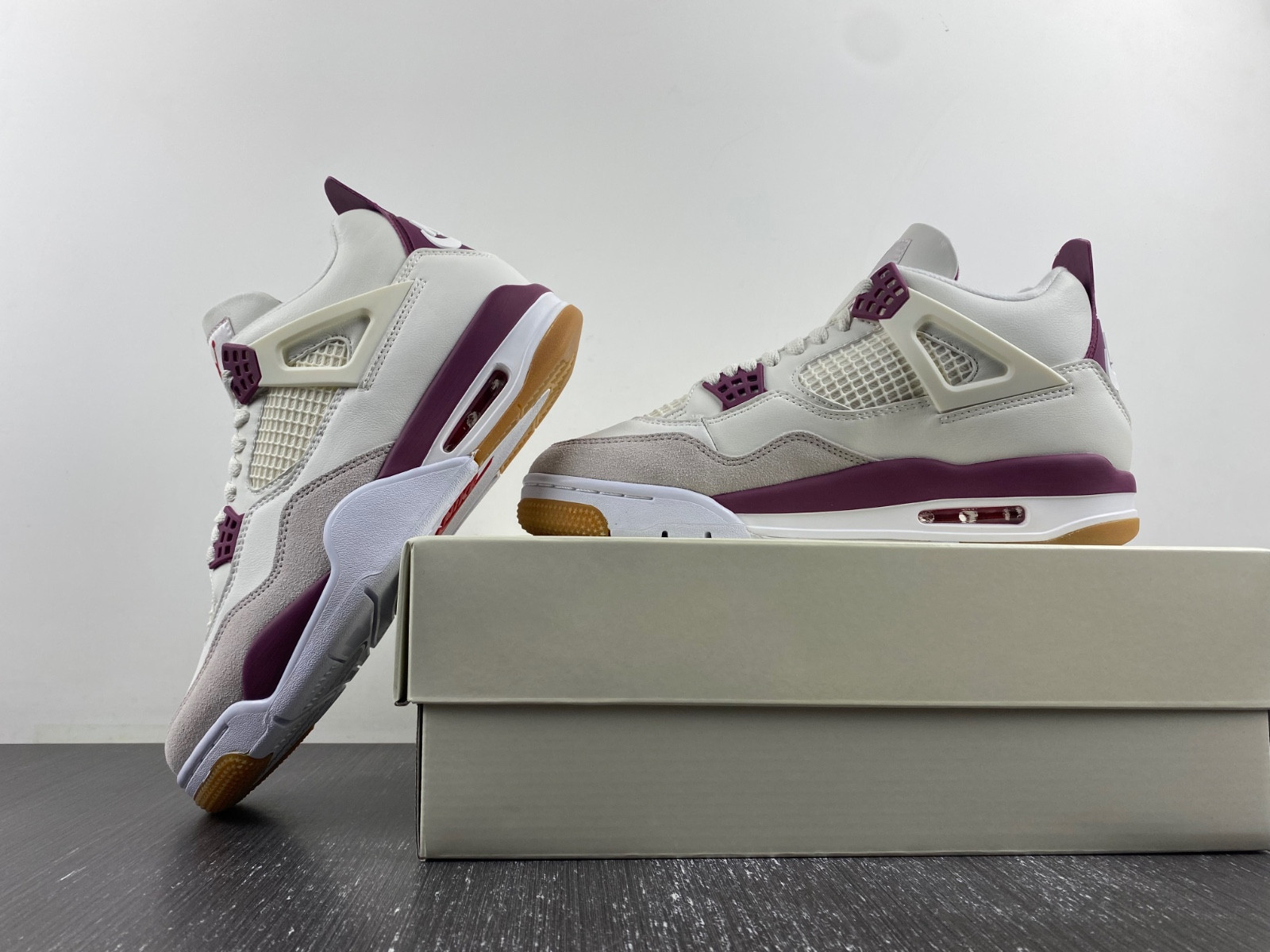 SB x Jordan 4 “Sapphire DR5415-102