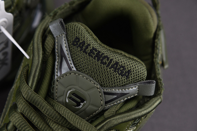 Ba*len*cia*ga runner 677403 w1rn3 2025