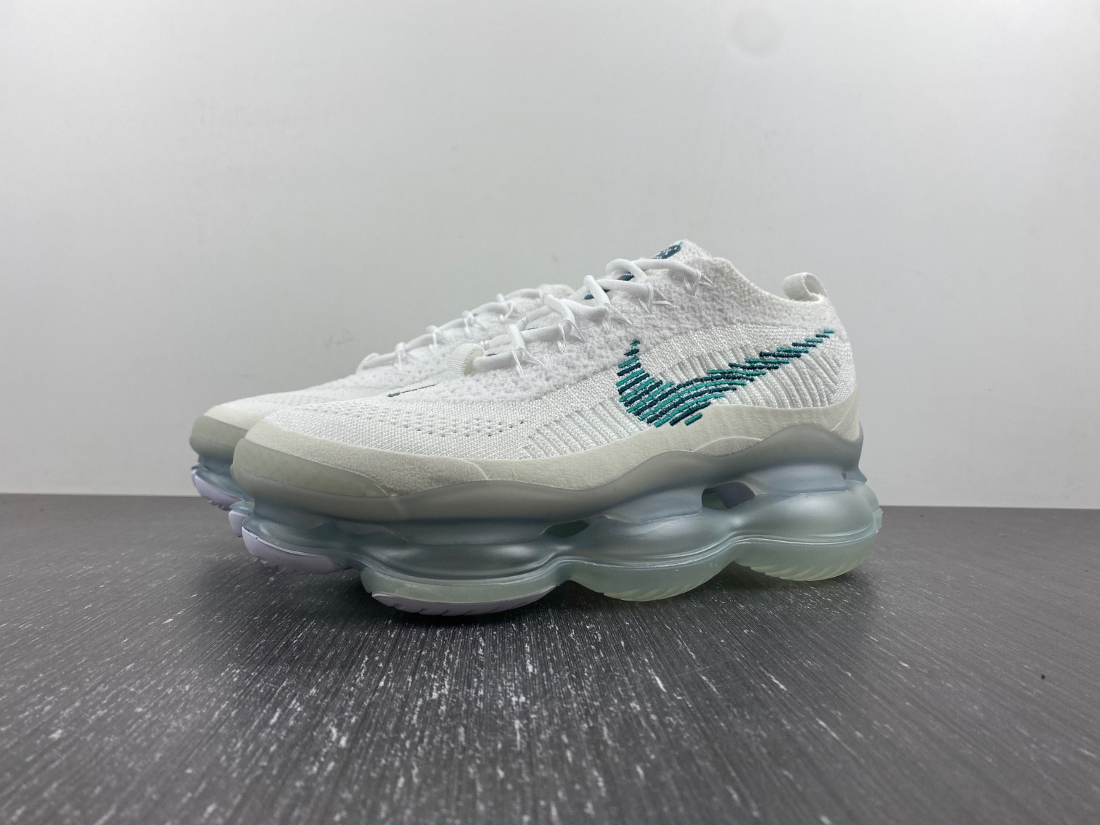 NK Air Max Scorpion DJ4701-100
