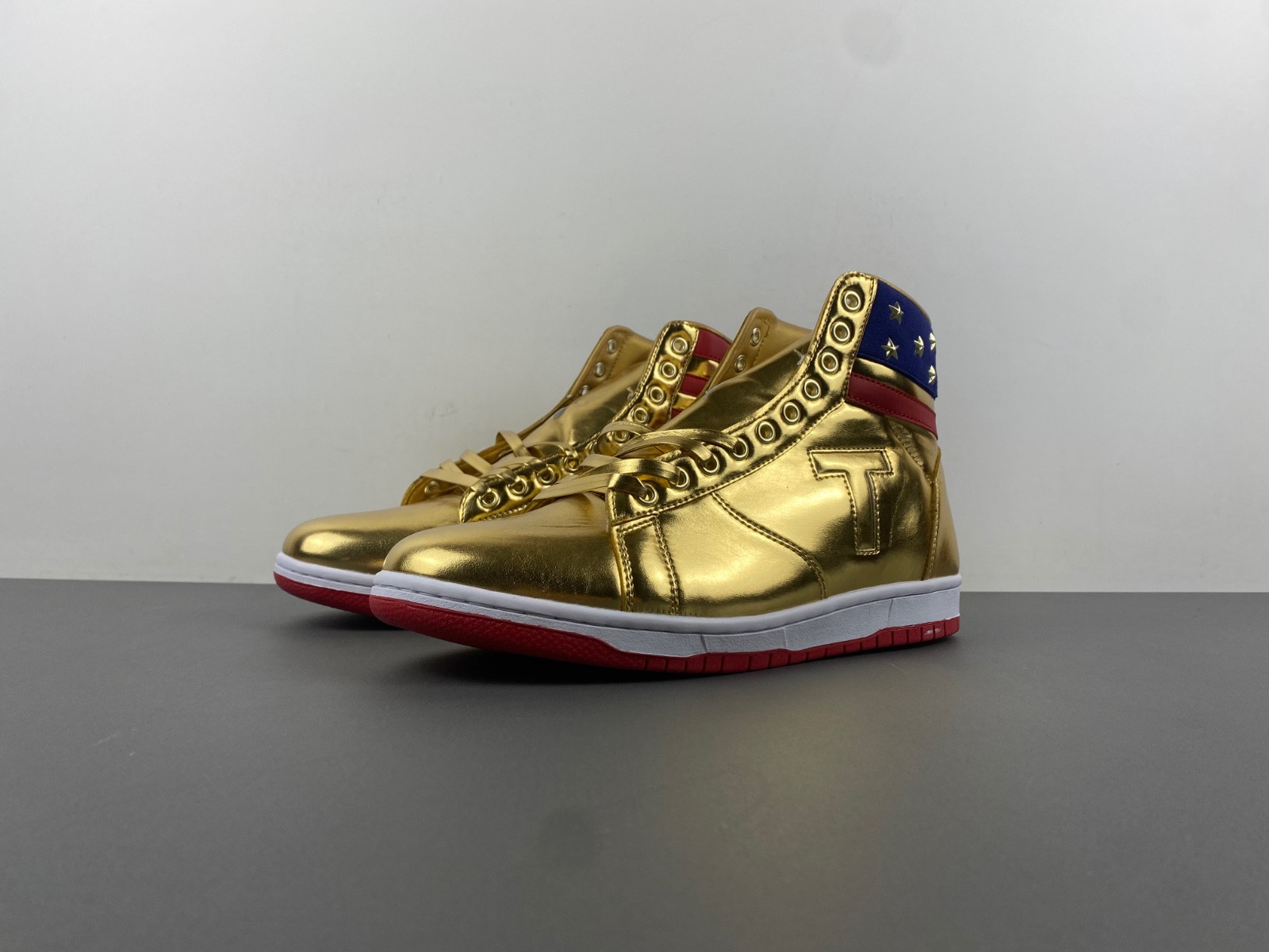 DONALD TRUMP NEVER SURRENDER